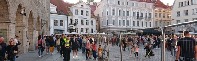 Idiokraatia raekoja platsil: ühel pool traataeda levib viirus ja teisel pool mitte