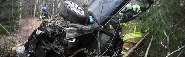 VIDEO ja FOTOD | Joobes juht sõitis Viljandimaal teelt välja, autot juhtinud mees ja kaks last viidi haiglasse