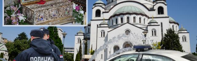 NOVI INCIDENT ISPRED HRAMA SVETOG SAVE: Vernici mirno čekali u redu, pobesnela žena ih sa prozora zasula staklenim flašama!