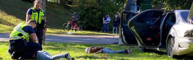 Reporter: Politsei esitas lisakommentaari Pärnus teelt välja rammitud auto kohta