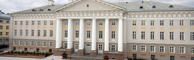 Ülikooli peahoone esine sai värske ilme