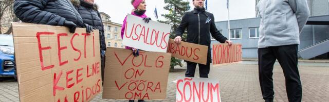 VIDEO ⟩ Riigi poolt ninapidi veetud Kohtla-Järve õpetajad tulid plakatitega tänavale