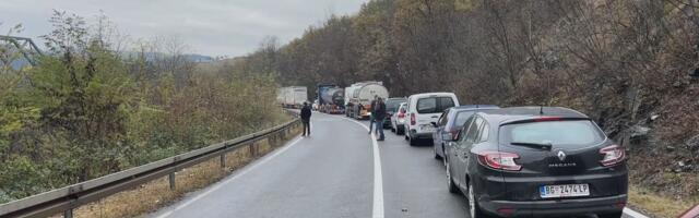 UZNEMIRUJUĆI SNIMAK! Bahata vožnja na jako rizičnoj deonici u Srbiji, za dlaku izbegnuta velika tragedija