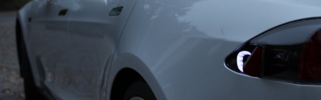 Isejuhtival režiimil Tesla põrutas otsa politseiautole