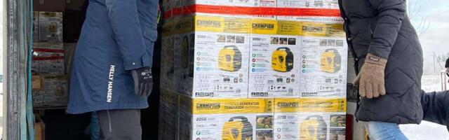 Roots­la­sed tõid Raa­si­ku val­da Uk­rai­na jaoks 30 ge­ne­raa­to­rit ja 2000 jõu­lu­kin­ki