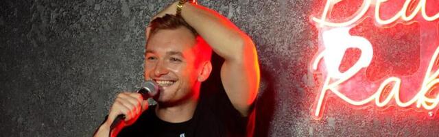 Ari Matti Mustonen on taas Eestis! Netflixi jõudnud staarkoomik astub Tartus üles kahe sõuga