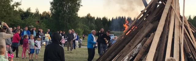 Olgem tähelepanelikud: jaanipäevaks varem valmiskuhjatud lõkkematerjalis võib peituda linnupesa!