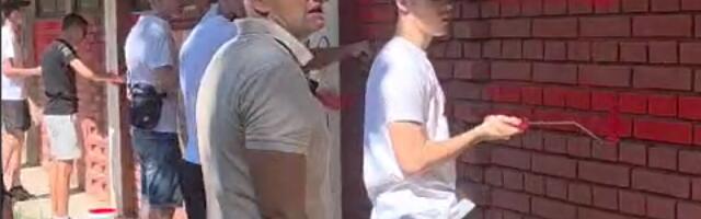 Jasna poruka u Novom Sadu: Građani ponovo oslikavaju trobojku koja je juče vandalizovana, blokaderi ih napadaju (FOTO, VIDEO)