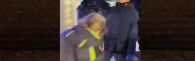 VIDEO | Julmad võtted: Peterburis lõi politseinik naist jalaga kõhtu, viimane maandus asfaltil