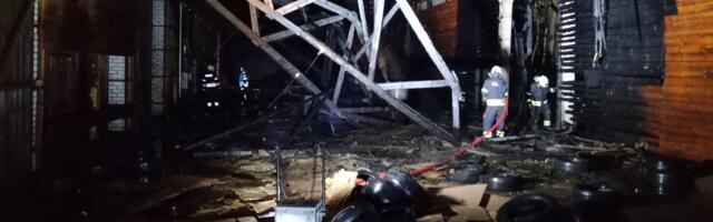 Päästjad kustutasid vana kombainikuuri ja kolm autovrakki