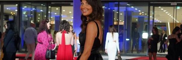 Svila preko golih grudi - Sanja Marinković u nikad vrelijem izdanju (FOTO)