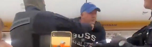 VIDEO: Briti pereisa tõsteti lennukist välja, kuna ta tahtis lennu ajal ust lahti teha