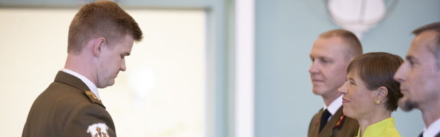 President Kaljulaid andis kaitseväe akadeemia lõpetajaile üle auastmetunnused