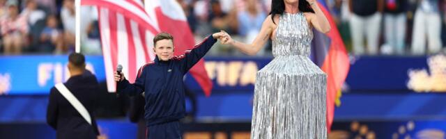 FOTOD | „Kleit on kui lambikuppel.“ Katy Perryt tümitatakse veebis seoses ta esinemisega jalgpalli MMil
