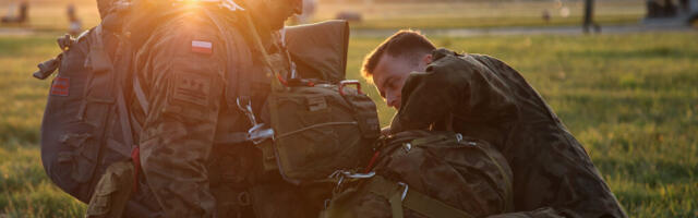 Pea 600 õhudessantväelast hüppas Nurmsi lennuväljale