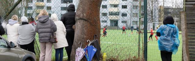 DELFI FOTOD | Tallinna Legioni jalgpallurite vanemad vaatasid mängu aia tagant