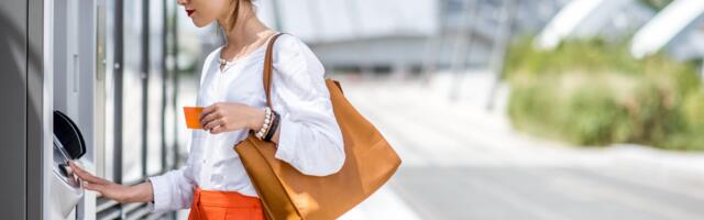 Reisi rahatargalt: kas välismaal tasub sularahaautomaadist raha välja võtta või mitte?