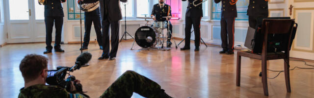 Voldemar Kuslap salvestas Viimsi sõjamuuseumis muusikalise tervituse naistepäevaks