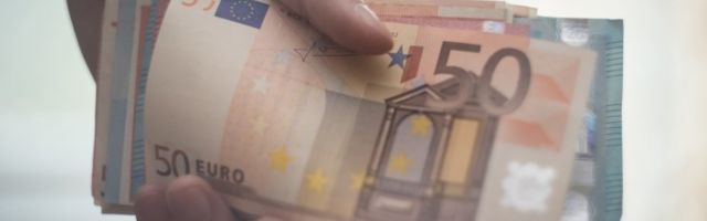 38-aastane naine kandis üle 20 600 euro end börsimaakleriks valetanud kelmile