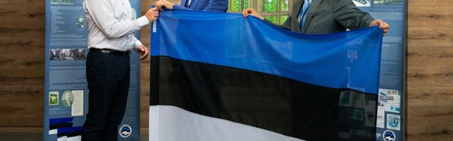 Eesti Lipu Selts kinkis olümpiakoondisele komplekti Eesti lippe