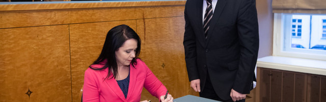 Riigihalduse minister Anneli Ott andis ametivande
