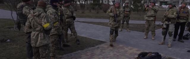 Reporter: Isa ja poeg harjutavad Kiievis õlg õla kõrval venelaste rünnakuks