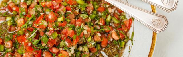 NÄDALA RETSEPTID ⟩ Mõnus maitsevaheldus! Proovi suvikõrvitsapirukat ja tomatisalatit Türgi moodi