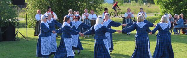 GALERII: rahvatantsijad Randvere jaanipeol