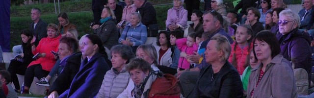 Reporter: «Sõida tasa üle silla!» Narvas tähistati Eesti taasiseseisvumist laulupeoga