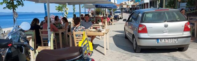 Izranja nedaleko od obale! Posle svih upozorenja o opasnim ribama u Grčkoj, Srbi OVO snimili u Pefkohoriju