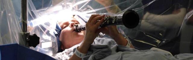 Rõõmus naine mängis ajuoperatsiooni ajal klarnetit