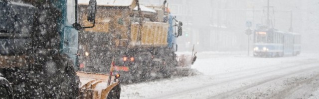 ERISAADE | Korteriühistute komistuskivid keset lumekaost: kõnniteid sodiga kostitavad sahad ja süüdimatud parkijad