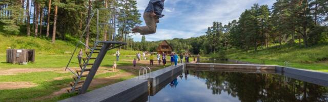 Abilinnapea Kristjan Mändmaa kuulutas Uueveski basseini avatuks ning kadus vee alla