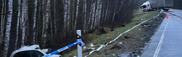FOTOD: Järvamaal hukkus veoki ja sõiduauto kokkupõrkes 40-aastane naine