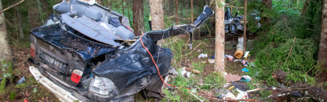 Galerii: BMW sõitis teelt välja ja murdus pooleks