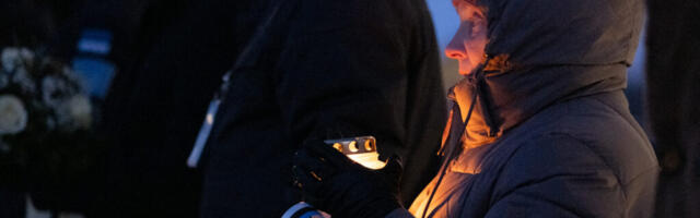 GALERII | Tartu rahu 106. aastapäeva mälestushetk Kärdla kiriku juures