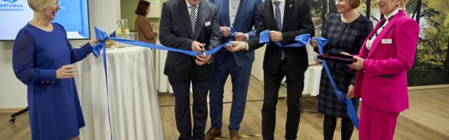 Maaeluminister Urmas Kruuse esines Tartumaa Tervisekeskuse avamisel Elvas lustaka sketšiga