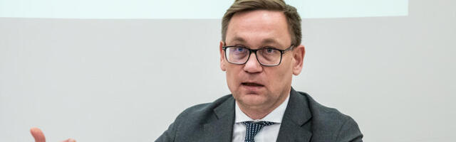 Tervise- ja tööminister Peep Peterson lubab kevadeks järjekordade vähenemist. Eelmisel aastal pidi iga kolmas patsient kiirabiautos liiga kaua haiglasse pääsemist ootama
