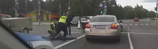VIDEO | TAGAAJAMINE TALLINNAS: taksojuht peatas kihutava roolijoodiku