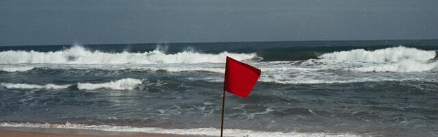 Tartus Anne kanali rannas on punane lipp