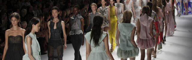 LUMMAV VAATEPILT ⟩ Gucci moevaatemängul astus modellidena üles 68 paari kaksikuid