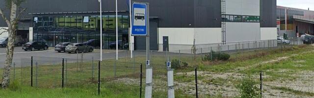 Kummaline lahendus_ Tallinna-Tartu hullumeelselt tiheda liiklusega neljarealise maantee ääres asub õnnetu bussipeatus „Peetri“, kuhu ei vii mitte ühtegi kõnniteed