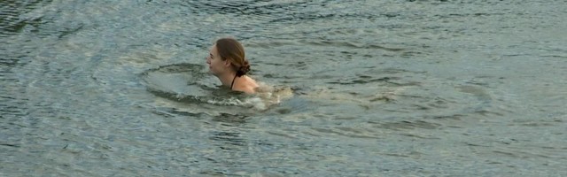 Reporter: Kuigi sügis on käes, kannatab endiselt ujumas käia! Reporteri kaamera tabas Lennusadama kõrvalt veest hobiujuja Maria!