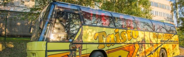 Võrus rammis purjus bussijuht oma masinaga posti