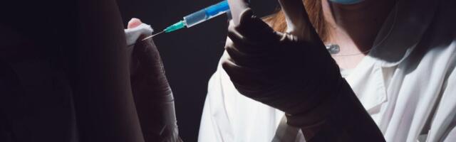 CDC ja FDA: Pfizeri kahevalentset vaktsiini võib  seostada insuldiga