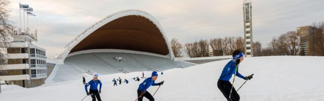 Lauluväljakul avati kunstlumega suusaring, kus saab end maailma eliidiga võrrelda