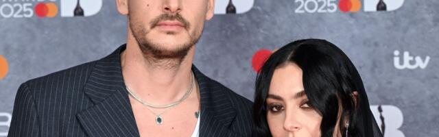 Ühest pulmapeost jäi väheks! Lauljanna Charli XCX abiellus teist korda oma trummarist kallimaga