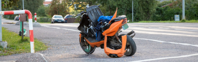 Mopeed ja sõiduauto põrkasid Kuressaares kokku