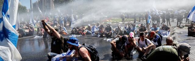Iisraeli kohtureformi vastu protestijaid pritsiti parlamendi juures veekahurist