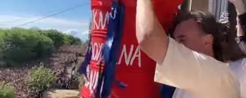 OVAKO GRCI NA KRFU PROSLAVLJAJU VASKRS: Neobična tradicija koja traje vekovima, počinje nakon što sveštenik prvi put izgovori "Hristos Vaskrse"